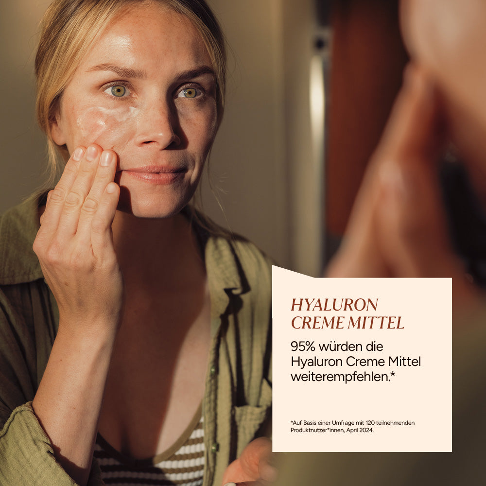Frau wendet Hyaluron Creme Mittel auf ihrem Gesicht an. Text auf dem Bild erwähnt, dass 95% die Creme weiterempfehlen.