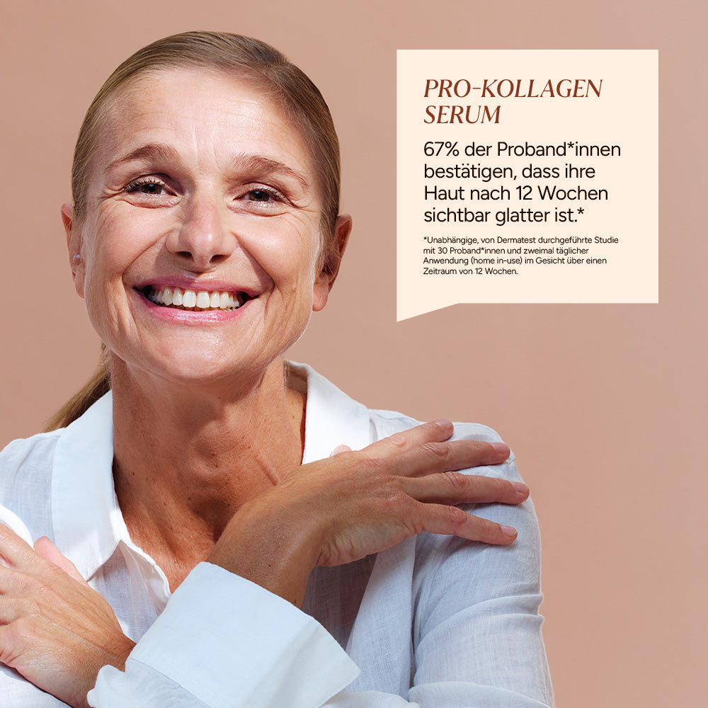 Frau mit glatter Haut, die zufrieden lächelt. Im Hintergrund eine beige Wand. Blase mit Text zu Pro-Kollagen Serum und