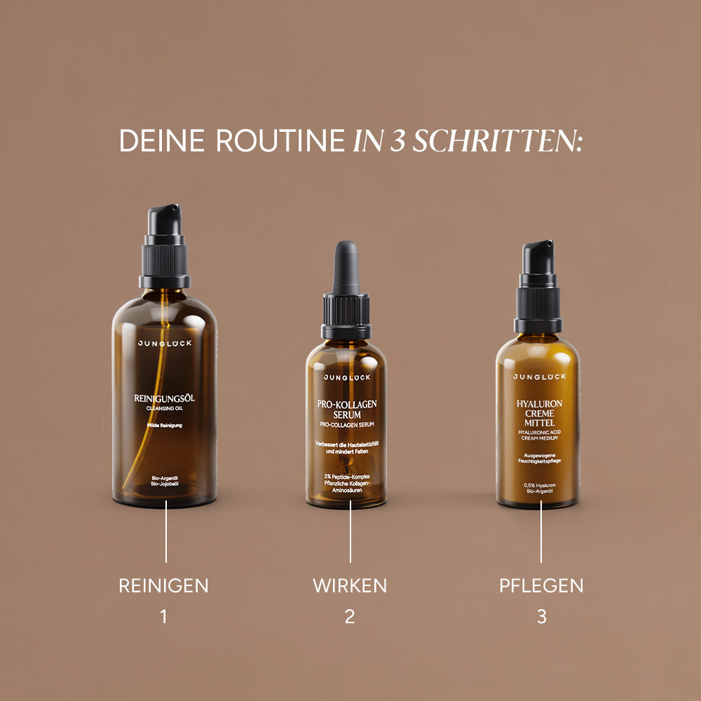 Drei Braunglasflaschen mit Pipette auf einem warmen Hintergrund, beschriftet mit Reinigungsöl, Pro-Kollagen Serum und