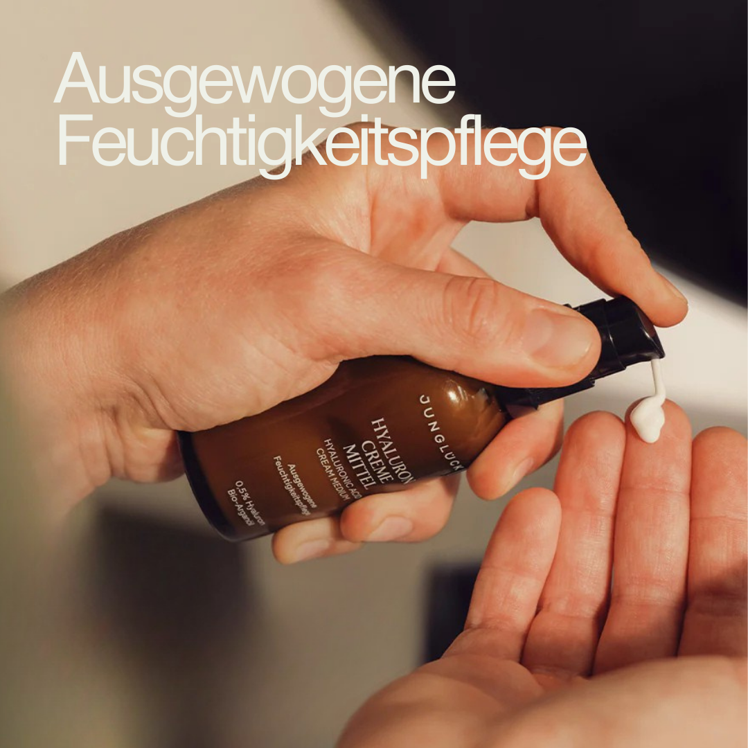 Eine Hand hält eine Braunglasflasche mit Pumpspender, während etwas Creme auf die andere Hand gegeben wird. Text: