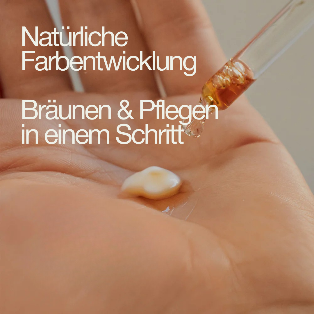 Eine Hand zeigt eine Mischung aus Pflegecreme und Bronzer, während ein Tropfen Serum hinzukommt.