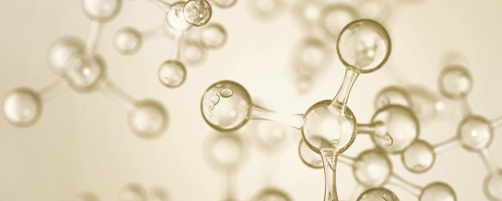 Abstrakte Darstellung von Molekülen auf einem hellen Hintergrund, symbolisiert Hautpflege und Retinol.