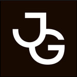 Monogramm-Logo von JUNGLÜCK in weiß auf schwarzem Hintergrund.