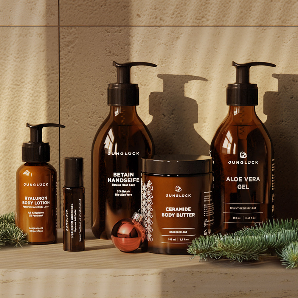 Geschenkset von JUNGLÜCK mit Braunglasflaschen: Hyaluron Body Lotion, Betain Handseife, Aloe Vera Gel, Ceramide Body Butter