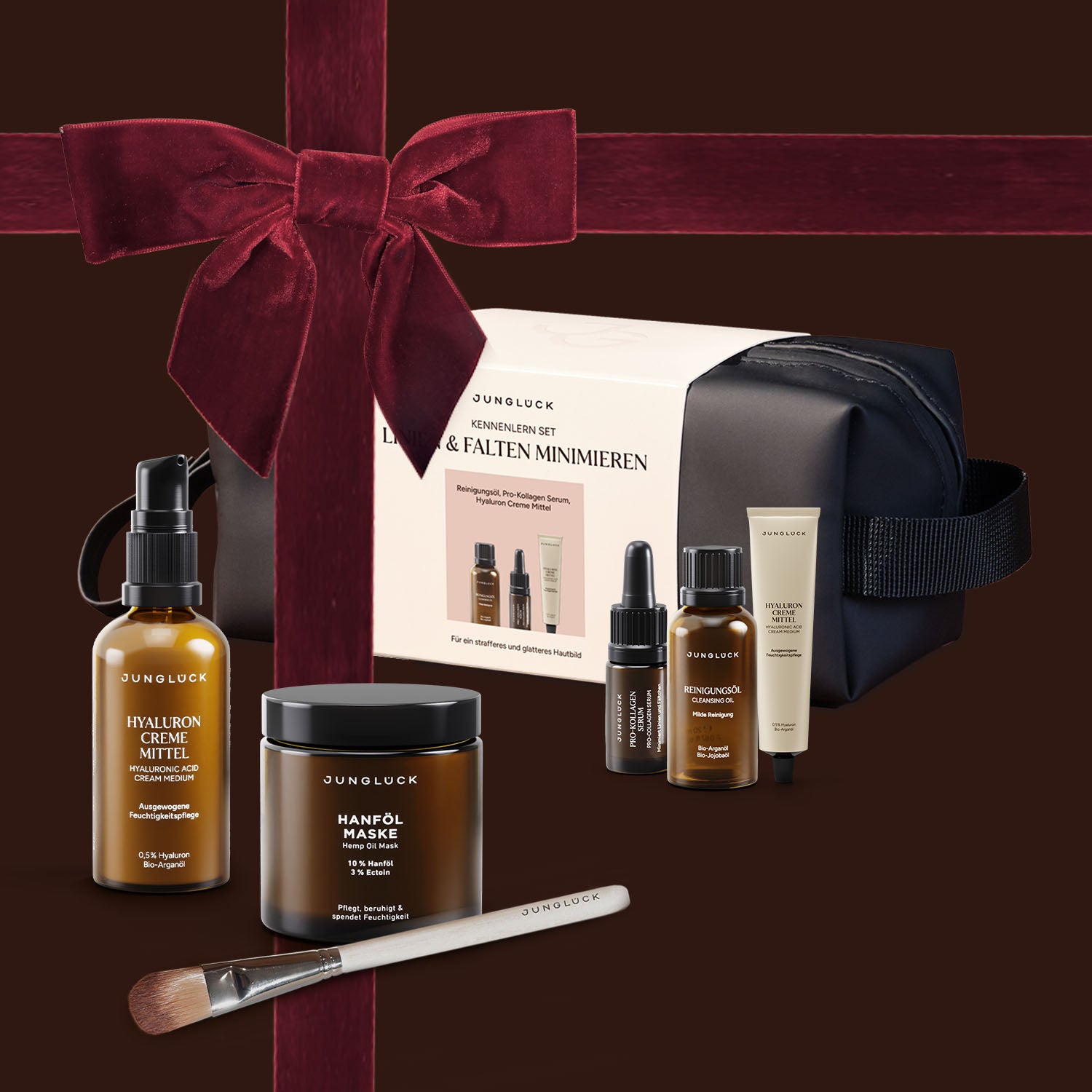 Geschenkset von JUNGLÜCK mit fünf Produkten in einer eleganten Tasche: Hyaluron Creme, Hanföl Maske, Reinigungsöl,