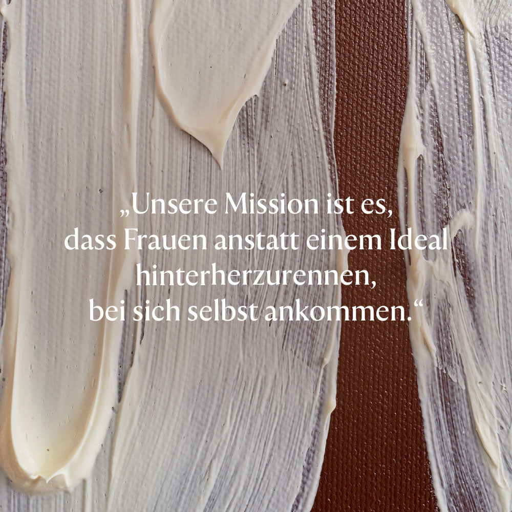 Eine cremefarbene Textur auf braunem Untergrund, darüber steht ein Zitat über Selbstakzeptanz.