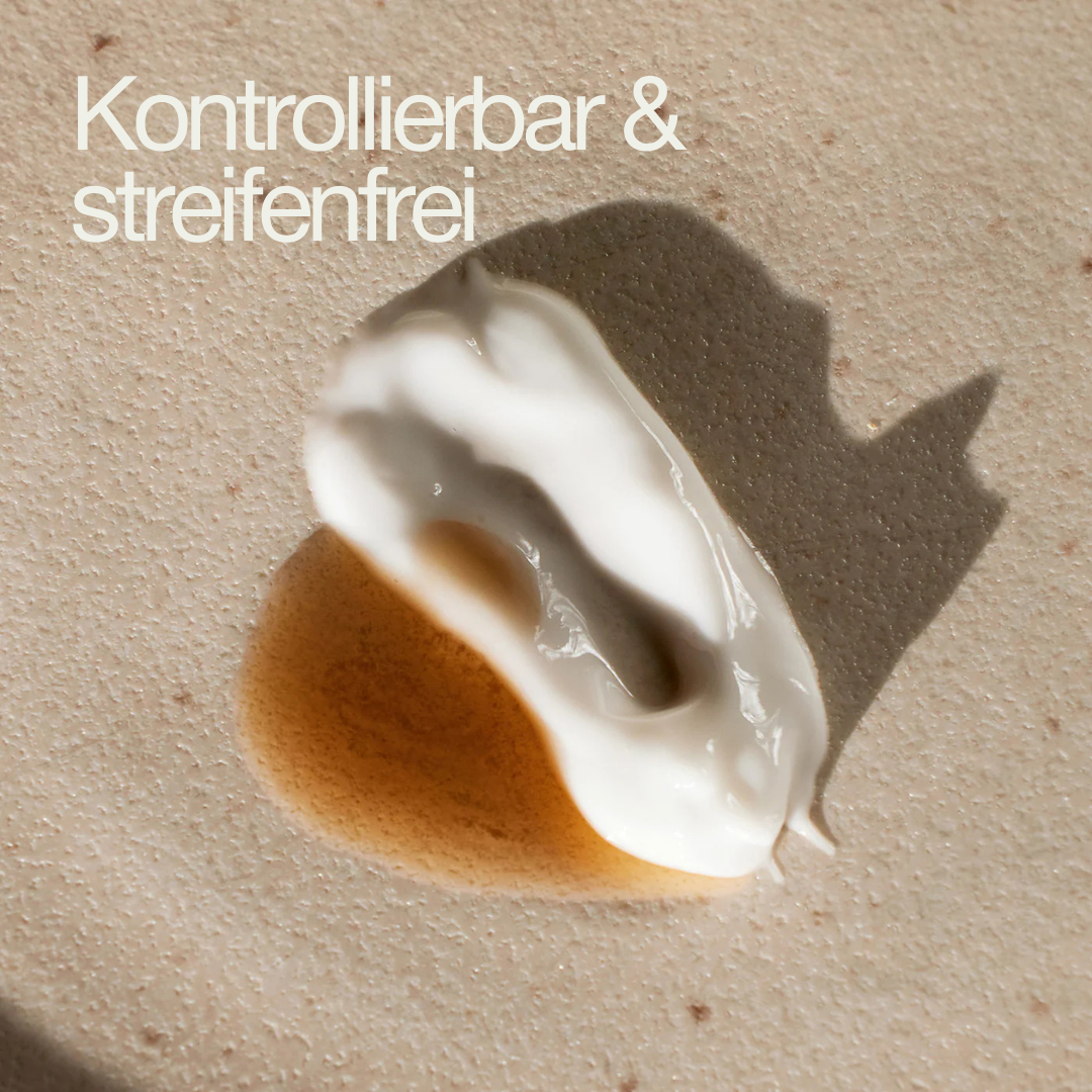 Eine cremige Textur in Weiß und ein brauner Tropfen auf einer beige Oberfläche, mit dem Schriftzug "Kontrollierbar &