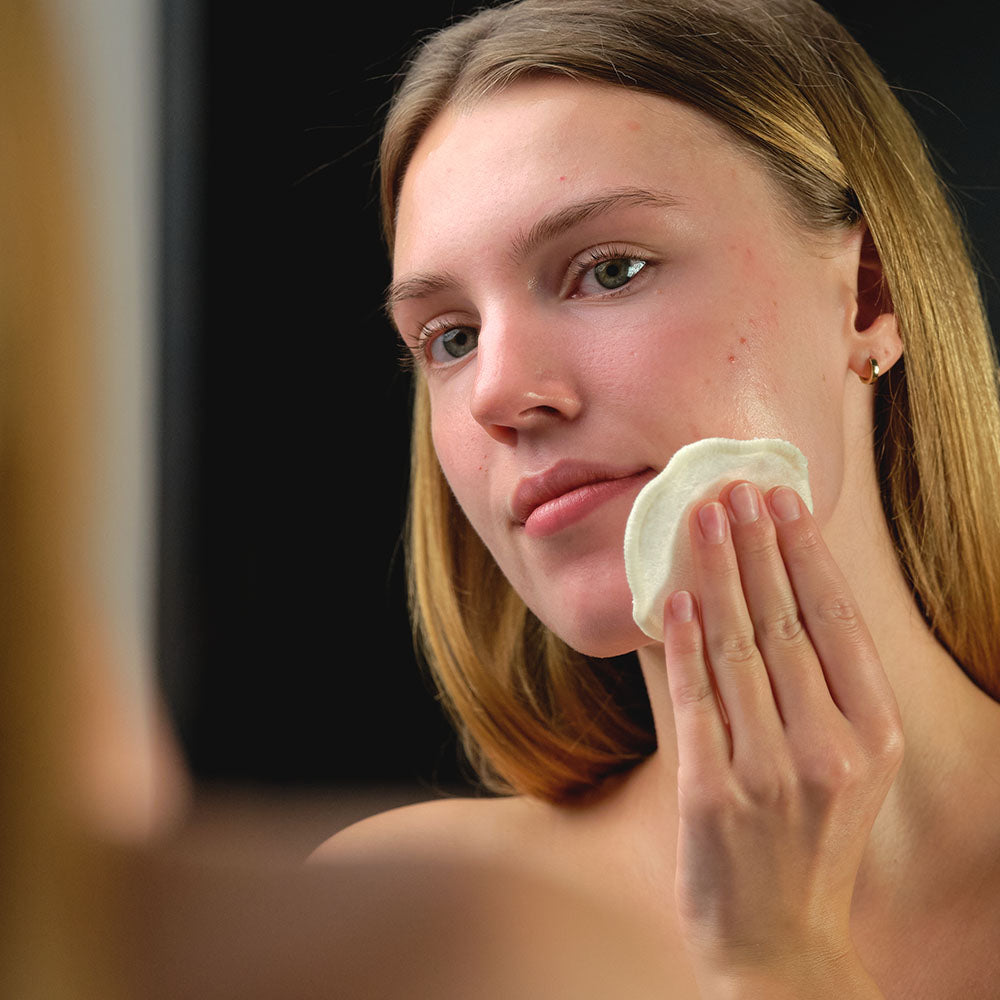 Sanftes Peeling - AHA Peeling von JUNGLÜCK auftragen
