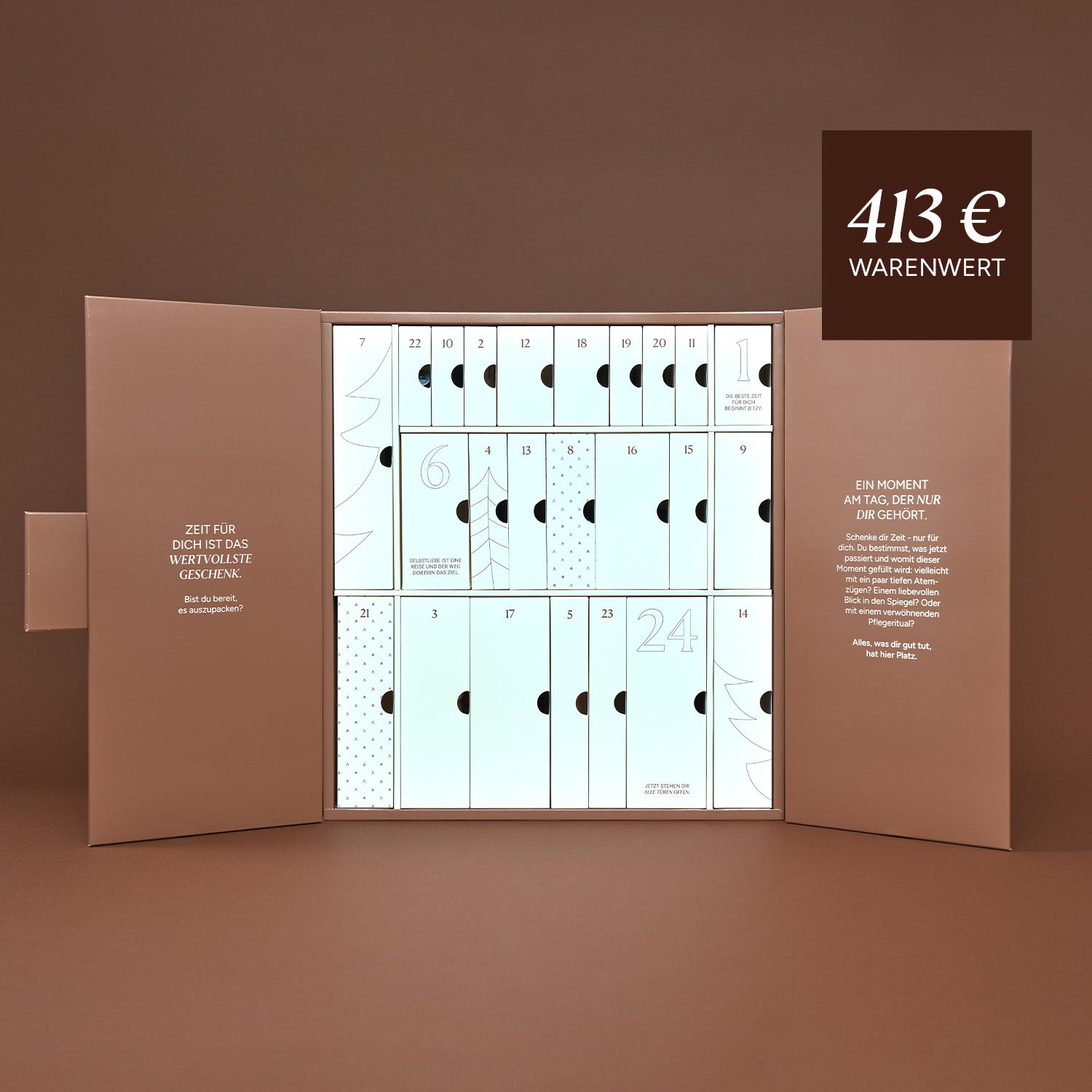 Adventskalender im offenen Zustand, zeigt 24 kleine Fächer auf hellem Hintergrund. Preis und Warenwert sind sichtbar.