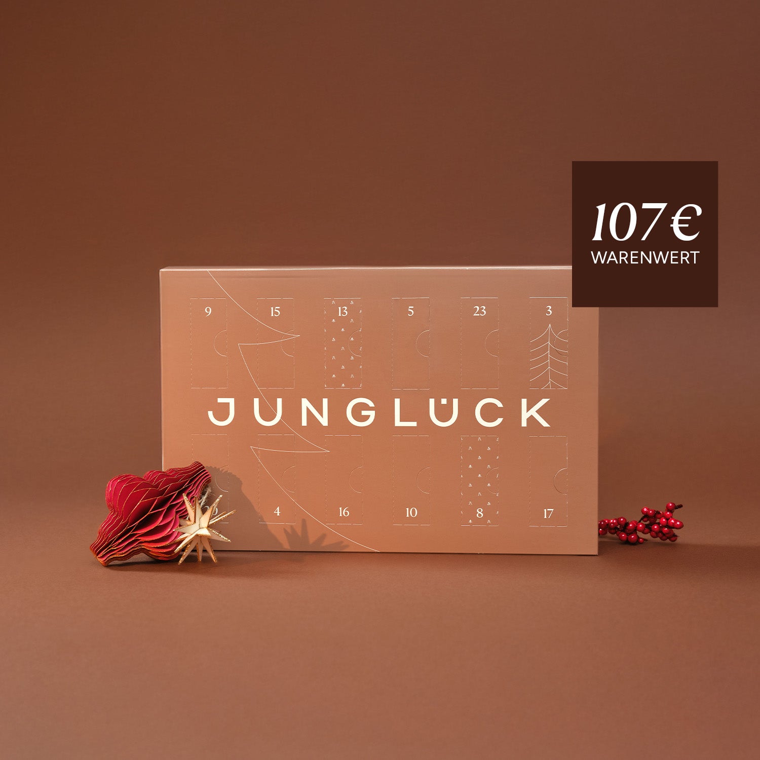 Adventskalender von JUNGLÜCK in sanften Brauntönen, dekoriert mit Weihnachtsmotiven. Warenwert: 107 €.