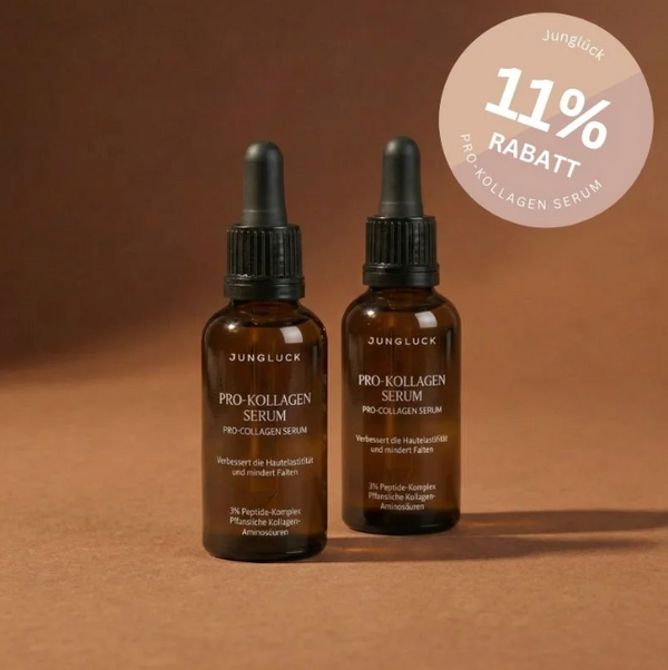 Zwei Braunglasflaschen mit PRO-KOLLAGEN SERUM von JUNGLÜCK. Auf einer Flasche ist ein Rabatt von 11% abgebildet.