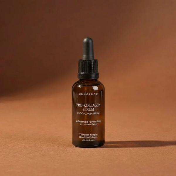 Pro-Kollagen Serum in einer Braunglasflasche, auf braunem Hintergrund. Die Flasche hat eine Pipette und weist auf die