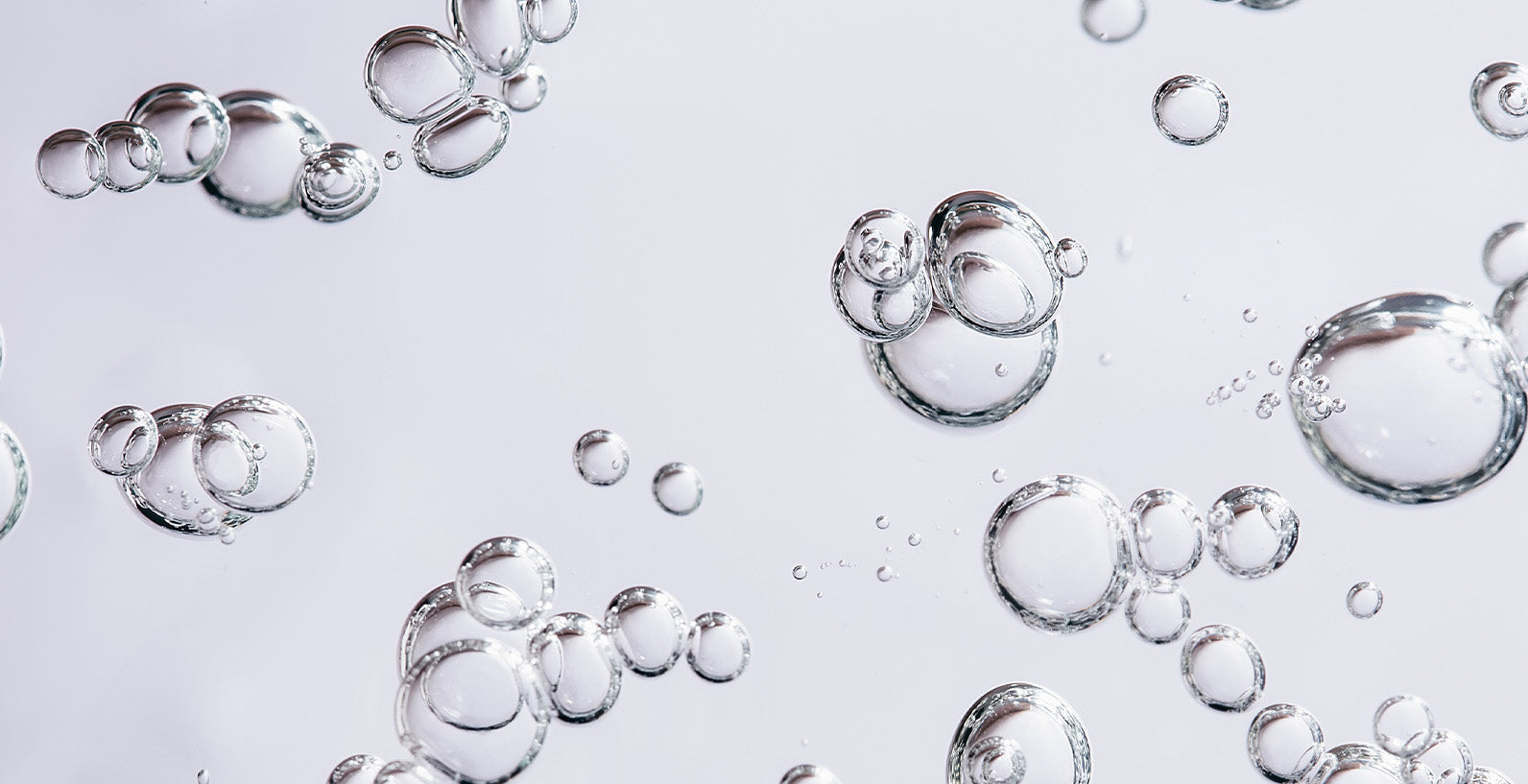 Ansicht von transparenten Bläschen, die im Wasser treiben, symbolisch für Hyaluron und Feuchtigkeit.