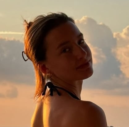 Influencerin Marias Kitchenstories im Sonnenuntergang