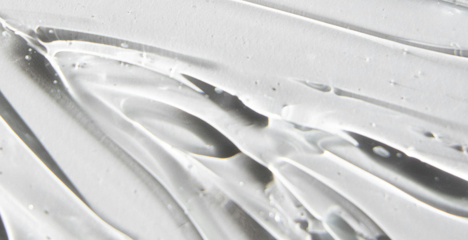 Nahaufnahme einer transparenten, gelartigen Textur, die glatt und feuchtigkeitsspendend wirkt.