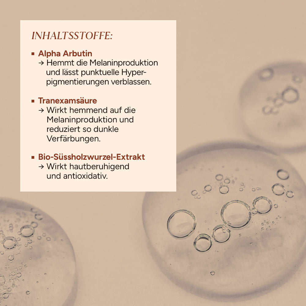 Braunglasflasche mit Roll-On-Applikator, umgeben von Wasserperlen. Text beschreibt Inhaltsstoffe: Alpha Arbutin,