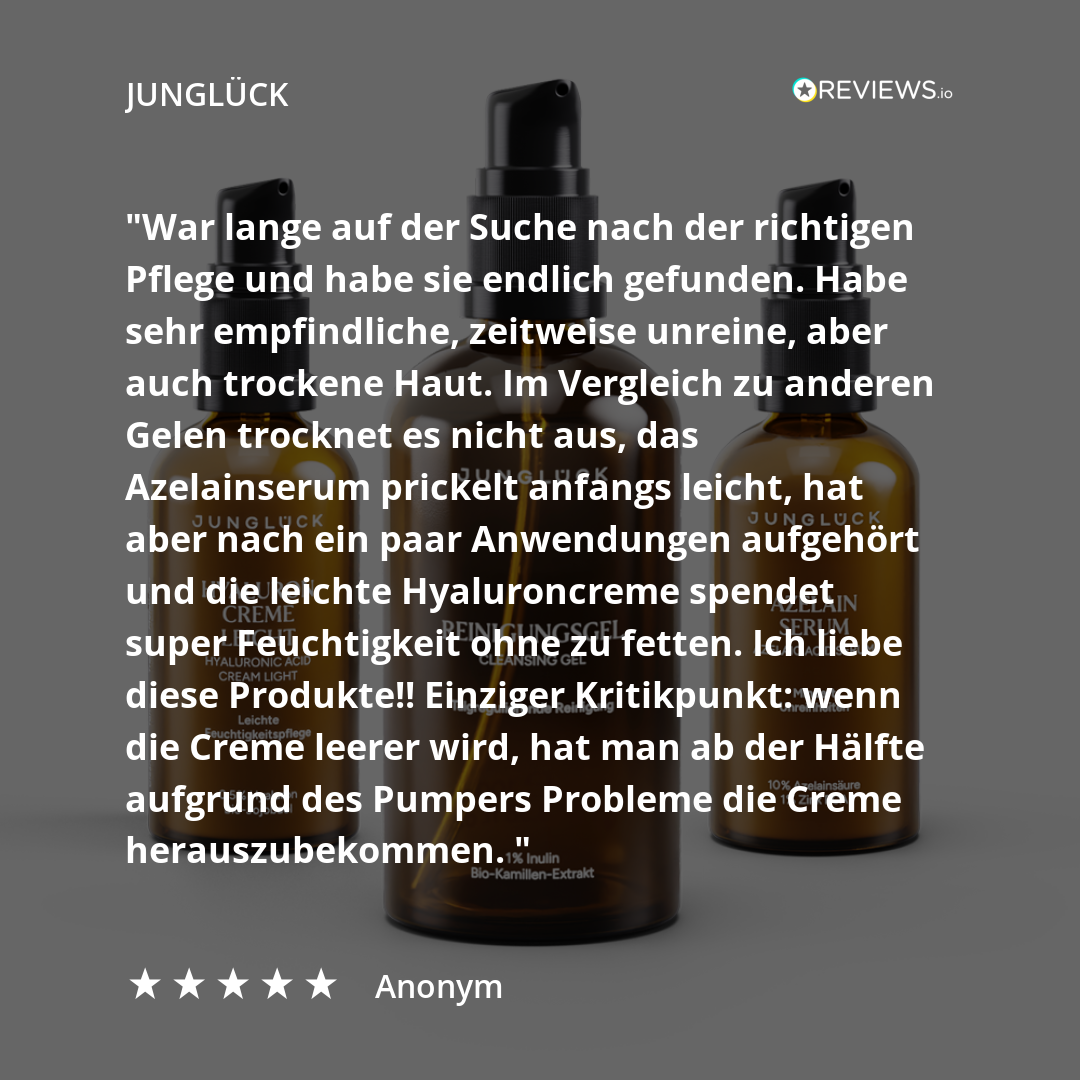 Kundenbewertung für JUNGLÜCK-Produkte auf braunen Glasflaschen mit Text über Pflege und Hydratation. Sternebewertung: 4 von