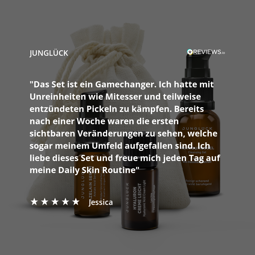 Kundenzitat über JUNGLÜCK Produkte auf grauem Hintergrund, flankiert von zwei Braunglasflaschen, die ein Hautpflege-Set