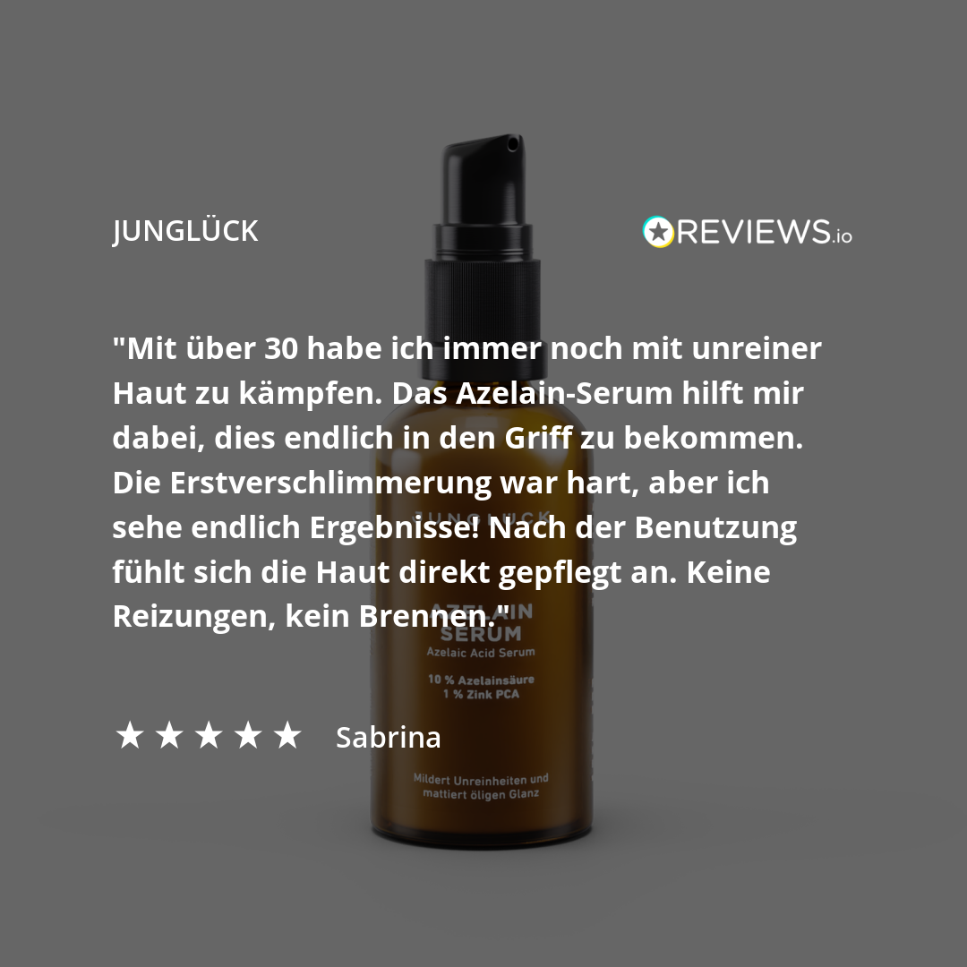 Braunglasflasche mit Azelainsäure-Serum. Kommentar einer Kundin über die Wirkung des Produkts auf unreine Haut.