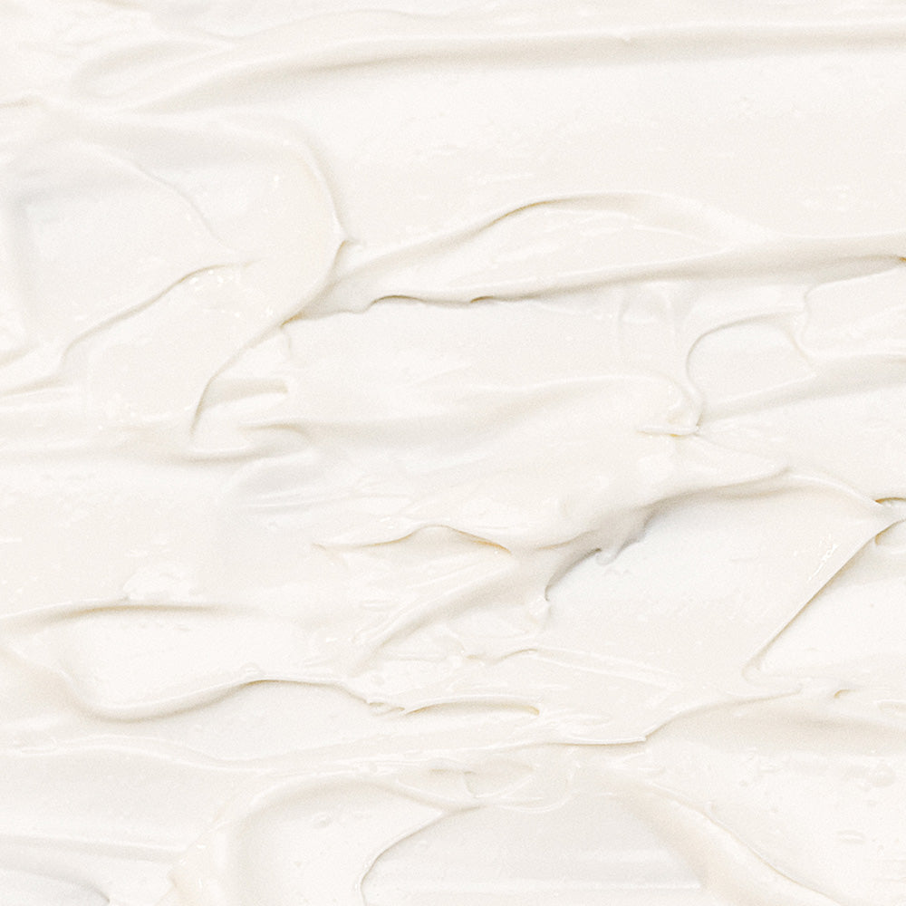 Cremige Textur einer Deep Hydration Maske auf einem hellen Untergrund.