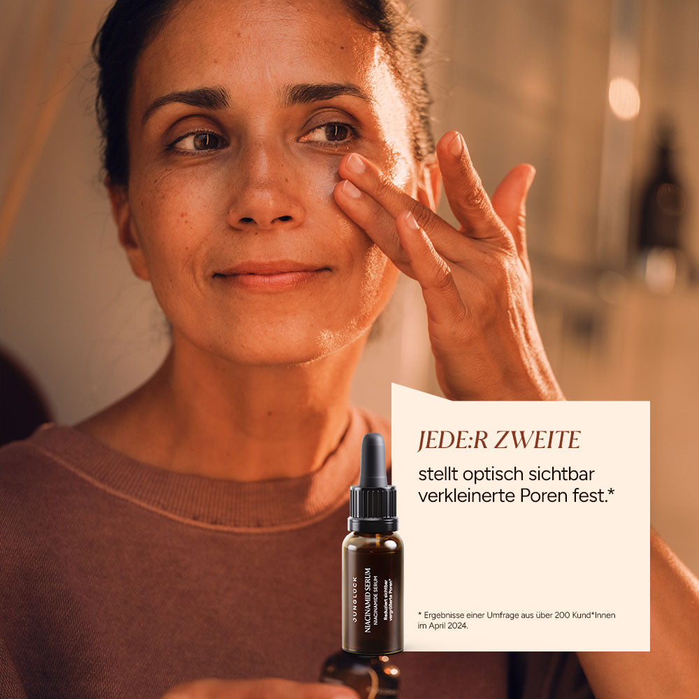 Eine Frau trägt Niacinamid Serum auf ihr Gesicht auf. Im Hintergrund ein Hinweistext zu verkleinerten Poren.