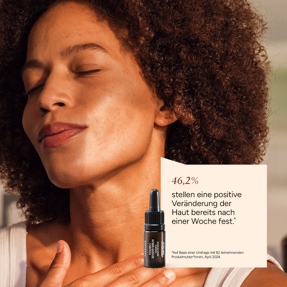 Braunglasflasche des Vitamin C Serums vor angenehmer, natürlicher Haut. Zitat über positive Hautveränderung.