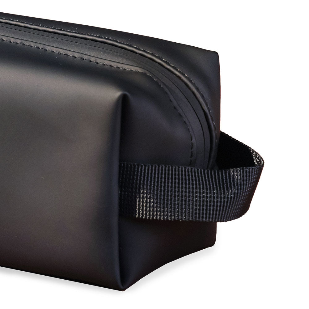 Naheinstellung auf eine schwarze Kosmetiktasche mit Reißverschluss und Schlaufe.