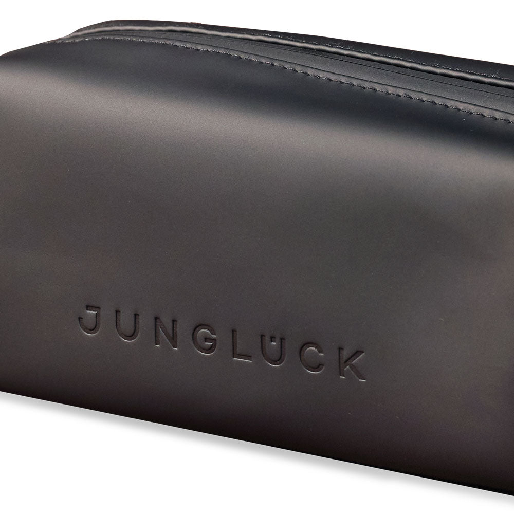 Schwarze Kosmetiktasche mit geprägtem Schriftzug 'JUNGLÜCK' auf der Vorderseite.
