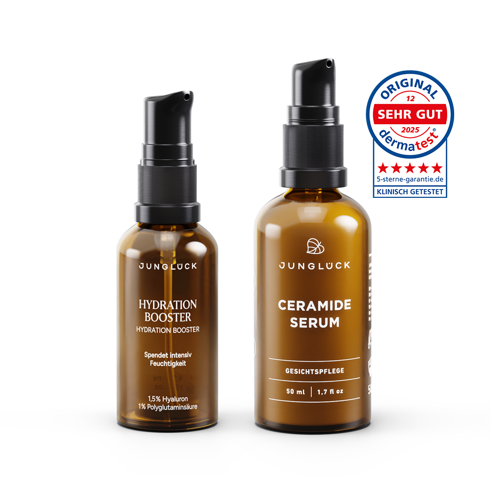 Zwei hochwertige Hautpflegeprodukte in Braunglasflaschen: Hydration Booster und Ceramide Serum. Beide Flaschen haben