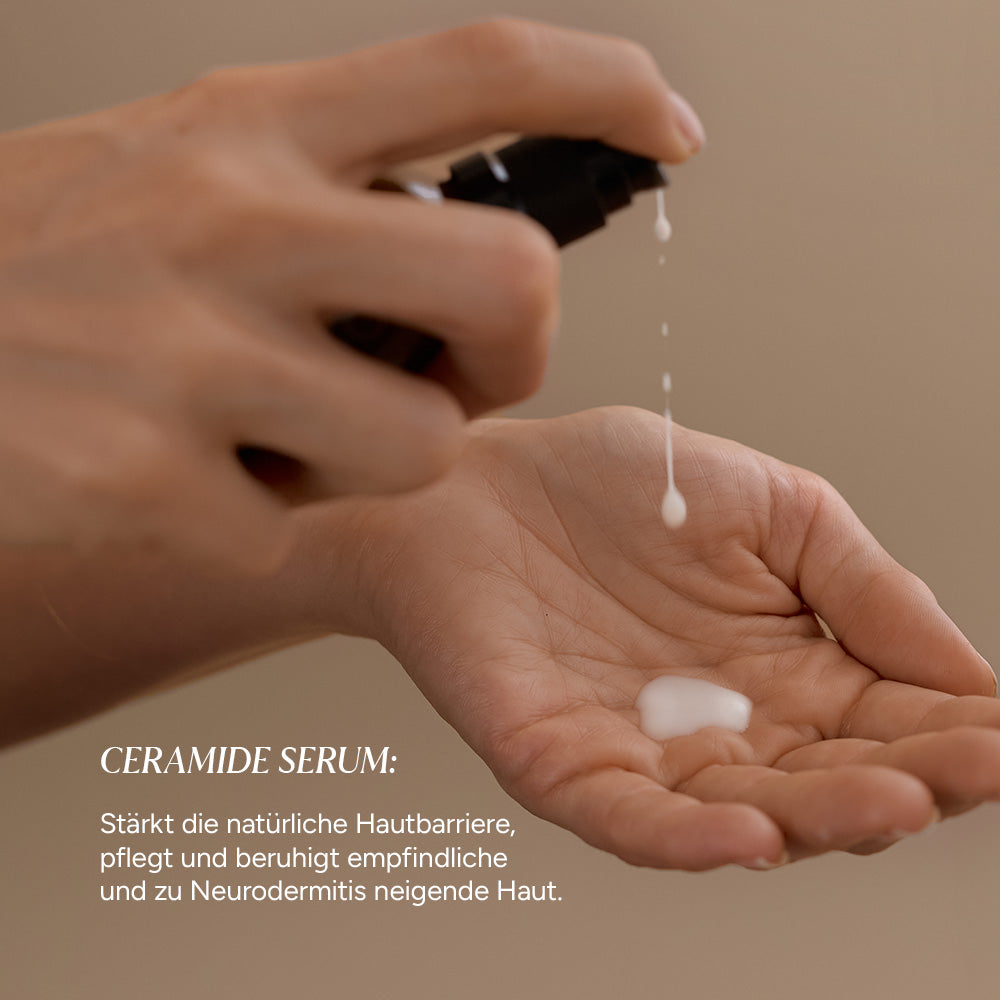 Eine Hand hält eine Braunglasflasche, aus der ein cremiges Serum auf die Handfläche dosiert wird.