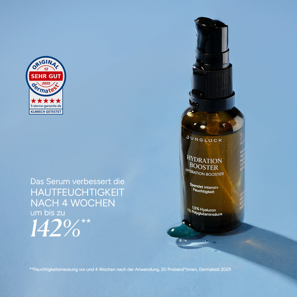 Braunglasflasche mit Pumpverschluss, Produktname 'HYDRATION BOOSTER', vor blauem Hintergrund, mit blauer Flüssigkeit.