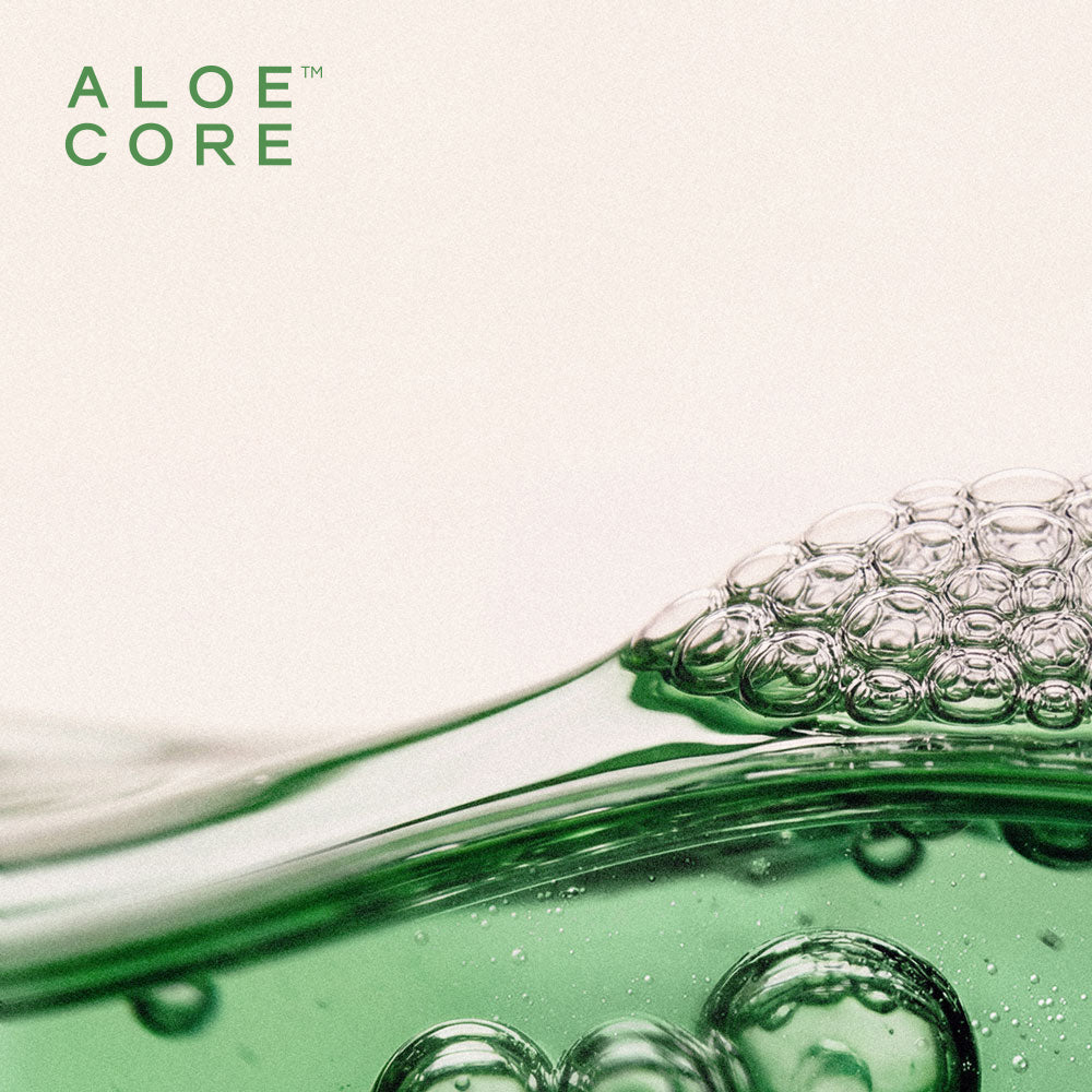 Nahaufnahme von grünlichem Gel mit Blasen, das an den Rand fließt; Text: ALOE CORE.