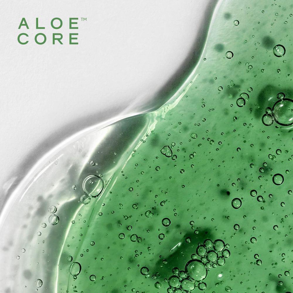 Aloe Core Gel mit grüner und transparenter Textur, angereichert mit kleinen Bläschen auf hellem Hintergrund.