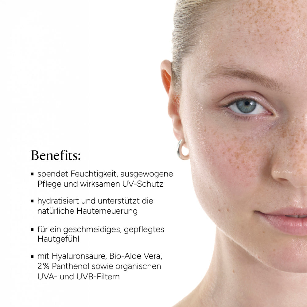 Nahaufnahme eines Gesichts mit freiem Blick auf die Haut. Links sind lesbare Hautpflegevorteile aufgelistet.