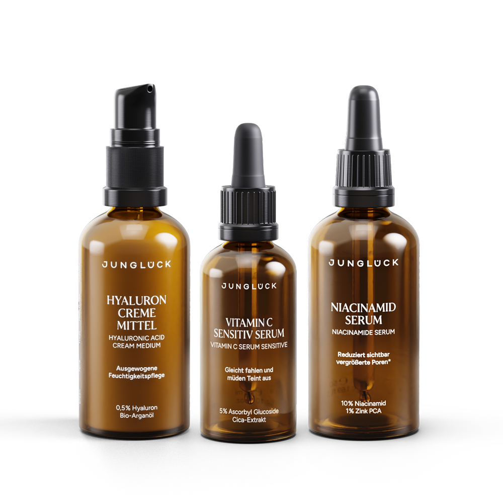 Drei Braunglasflaschen im Bestseller Trio Set: Hyaluron Creme Mittel, Vitamin C Sensitiv Serum, Niacinamid Serum. Pflege für