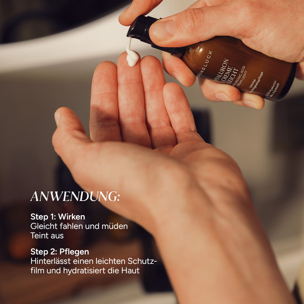 Braunglasflasche mit Hautpflegeprodukt in einer hand, Anwendungsschritte sichtbar.