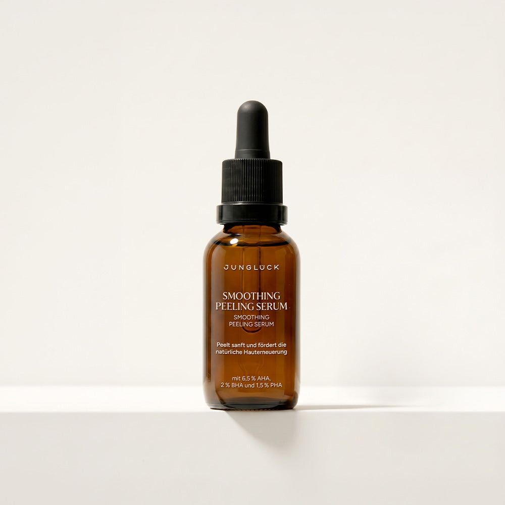 Braunglasflasche mit Pipette, Smoothing Peeling Serum von JUNGLÜCK, 50ml, mit Beschreibung zur sanften Hauterneuerung.