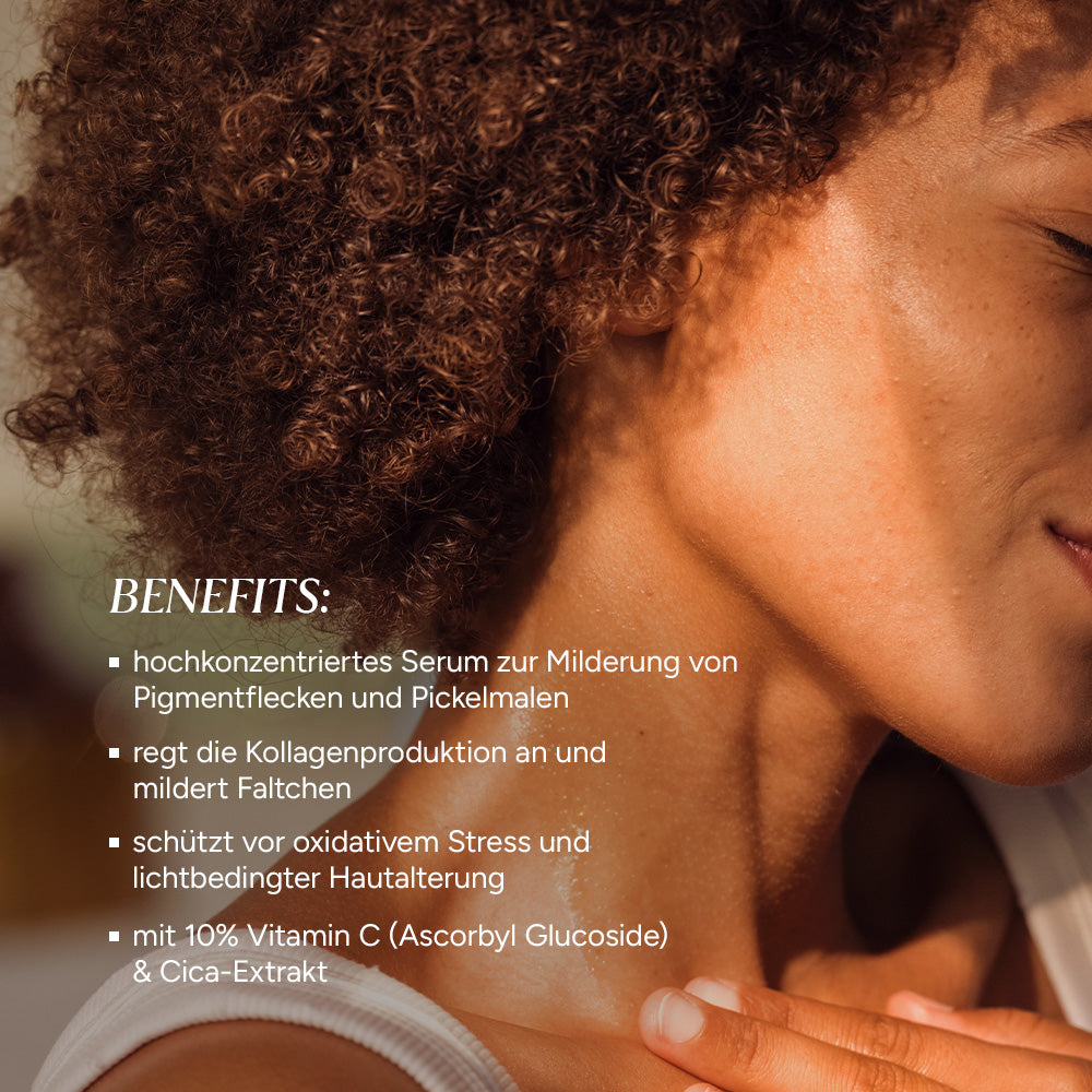 Braunglasflasche mit Vitamin C Intensiv Serum 30ml, umgeben von warmem Licht; der Text beschreibt Vorteile wie