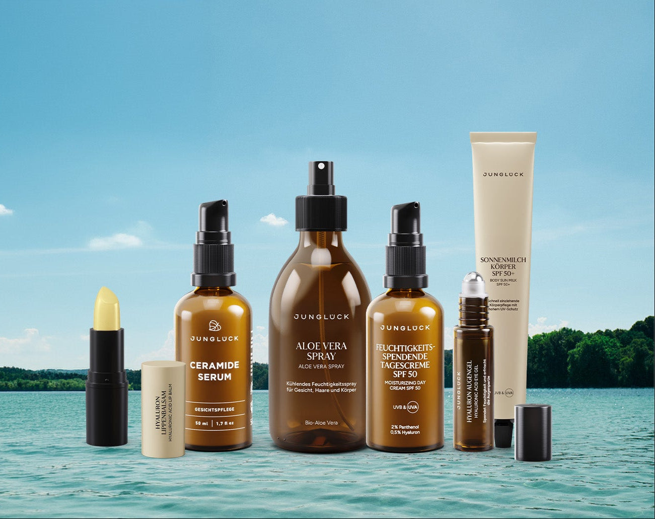 Eine Auswahl an JUNGLÜCK Hautpflegeprodukten: Ceramide Serum, Aloe Vera Spray, Tagescreme mit SPF 50 und weitere Produkte