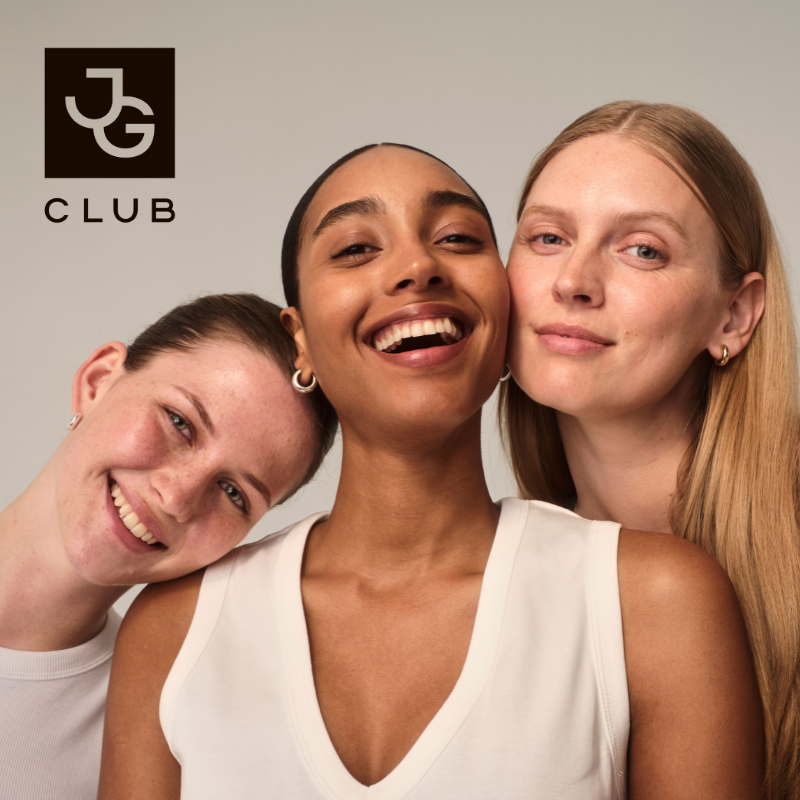Drei Frauen zeigen lächelnd ihr strahlendes Gesicht, wirken freundlich und harmonisch zusammen. Der JUNGLÜCK CLUB Schriftzug