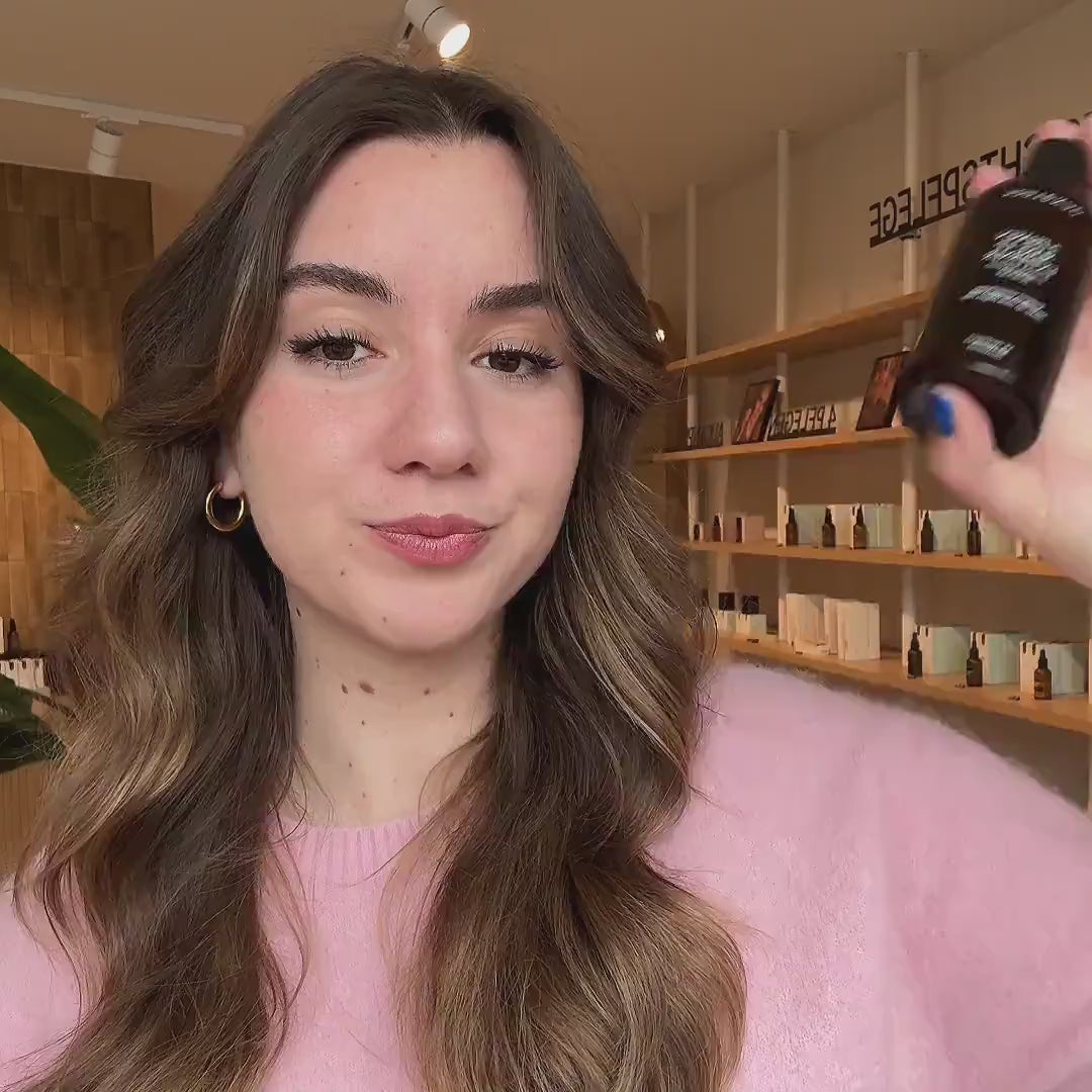 Junglück 2-Phasen-Makeup-Entferner wird präsentiert und aufgetragen von junger Frau